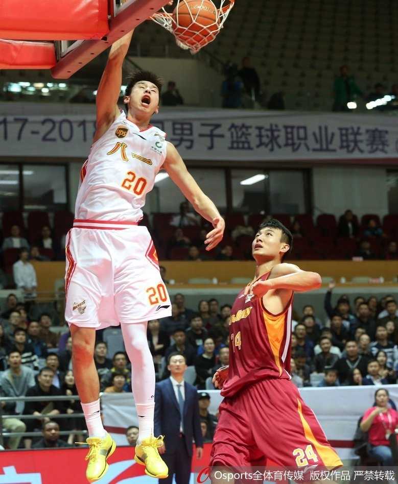 铁军憾负浙江,新星吴前闪耀揭幕战 比赛最后时刻,吴前持球突破,遭遇八一队多人包夹防守,他眼神坚定,寻找着传球或投篮的致命机会。