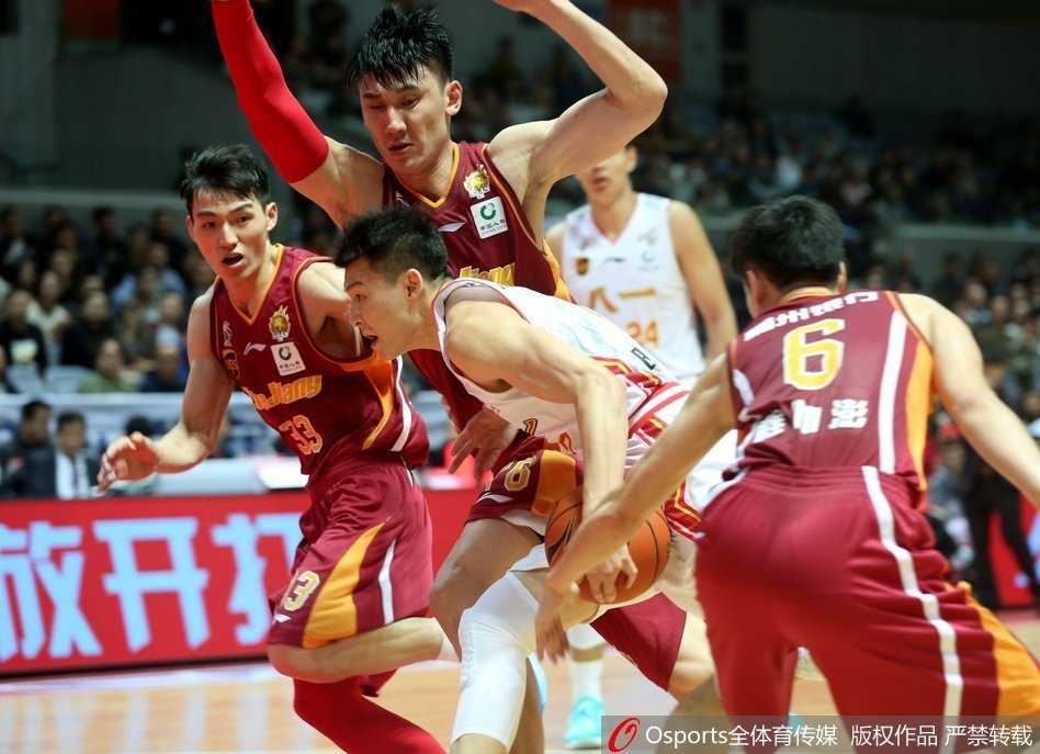 铁军憾负浙江,新星吴前闪耀揭幕战 八一队许钟豪在内线以一敌二,利用梦幻脚步晃开防守,柔和地勾手投篮,展现出扎实的内线技术。