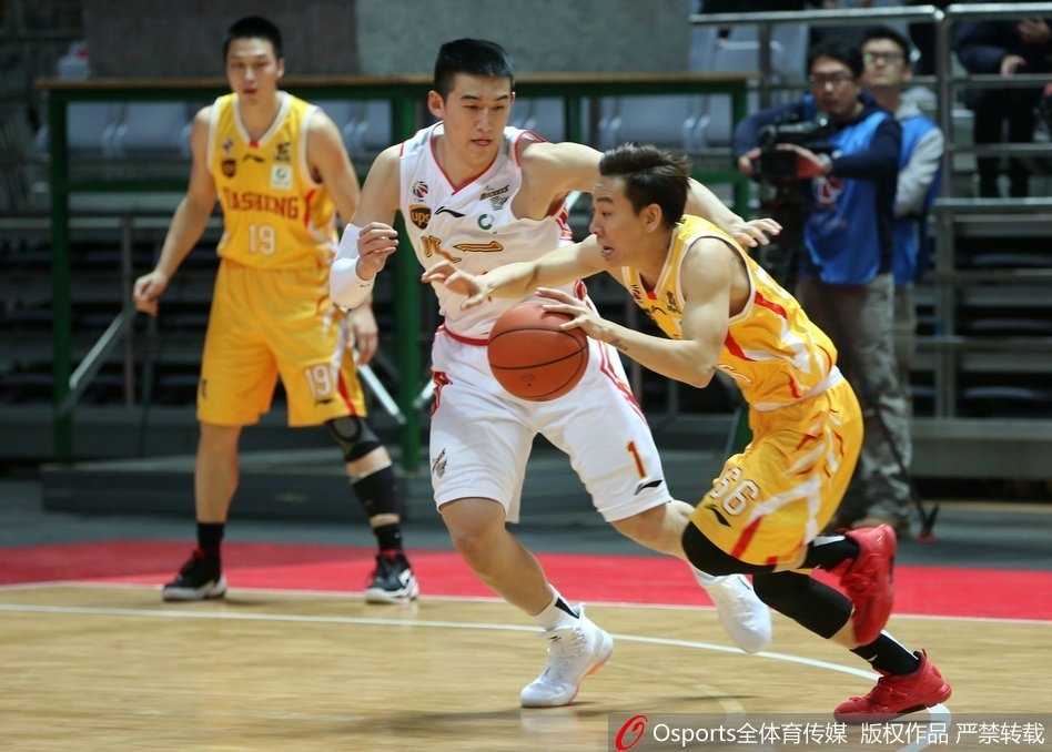 八一球员刘航初在比赛中面对同曦防守球员强行突破，眼神中充满了对胜利的渴望与坚定。