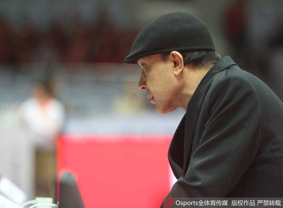 八一队年轻球员在进攻中高高跃起，试图越过同曦外援的指尖完成投篮，充满了青春的朝气和不屈。