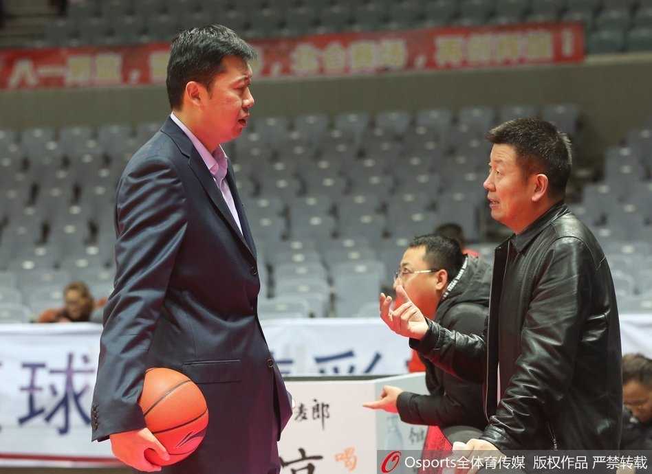 面对年轻的后辈，王磊眼神中充满了鼓励与温情。虽然此时他已身披客队战袍，但看着这些穿着八一球衣的年轻人，仿佛看到了当年那个刚入队时血气方刚的自己，这一幕令在场无数老球迷动容。