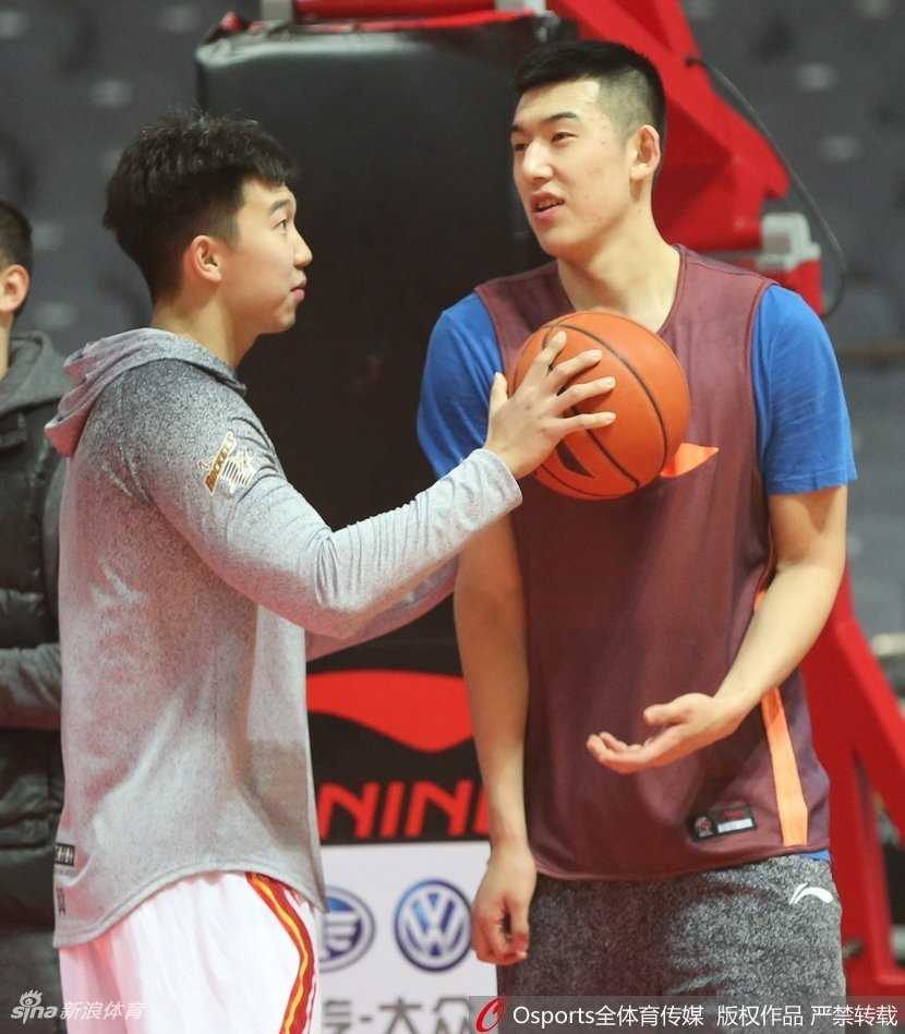 年轻的付豪在篮下卡位要球，肌肉线条在球衣下若隐若现，稚嫩的脸庞上写满了与年龄不相符的果敢，这位中国篮球的未来之星，正努力在职业赛场上扛起前辈们传递下来的大旗。