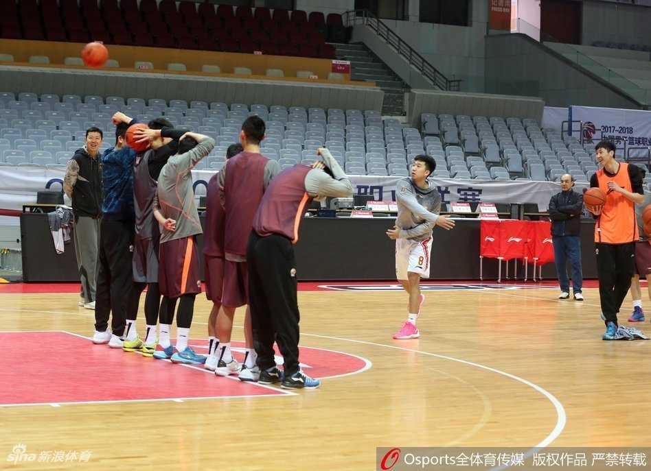 主帅阿的江在场边躬身指挥，双手比划着战术手势，眉宇间凝聚着思考与期待，他的身影宛如定海神针，在喧嚣的赛场边为年轻的弟子们传递着沉着与信念。