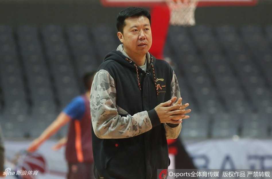 面对新疆队高大的内线球员，八一队员毫无惧色地跃起封盖，指尖几乎触碰到篮球的轨迹，以弱敌强的瞬间凝聚着永不退缩的防守信念。