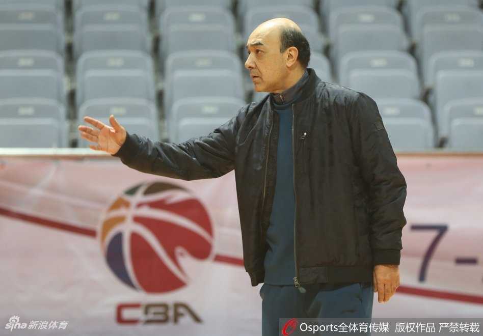 汗水顺着年轻队员的脸颊滑落，在灯光下闪烁着晶莹的光，他的喘息急促而沉重，但目光始终凝视着远方，那里有属于八一队的下一个战场和永恒的荣耀。