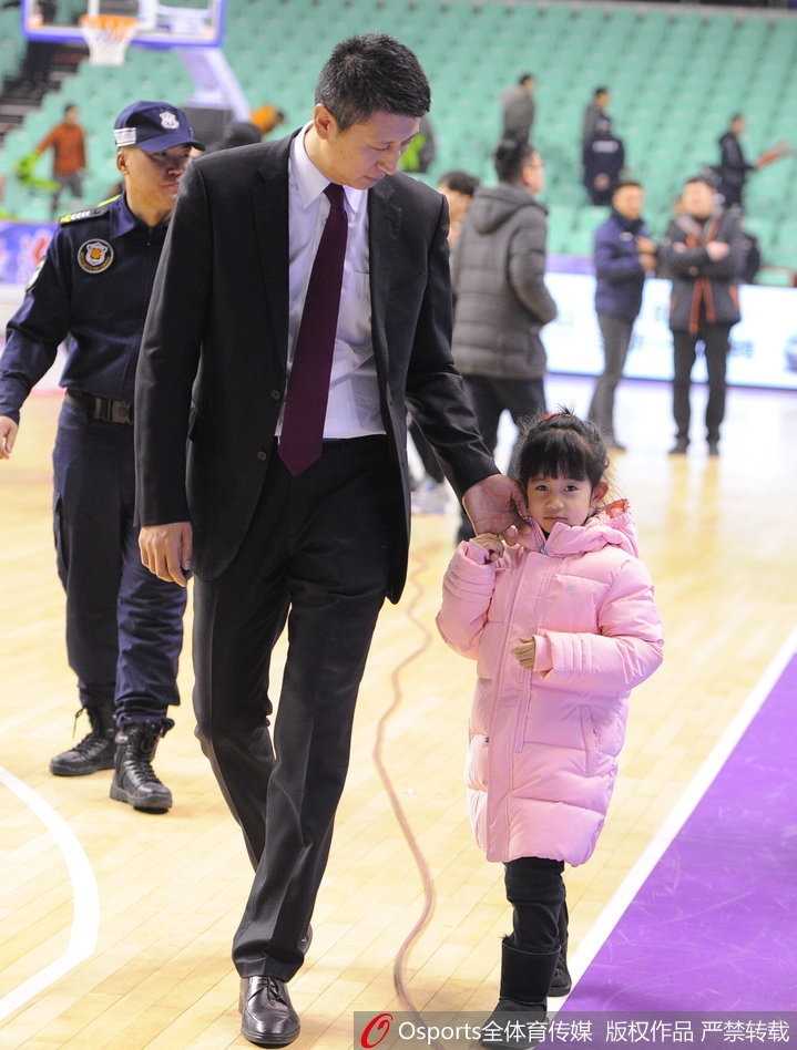 走出体育馆的郭士强似乎还在与身边的人交流着比赛细节，但右手却始终紧紧地握着女儿的小手，生怕她走丢。小女孩乖巧地跟在爸爸身边，对周围的一切充满好奇。