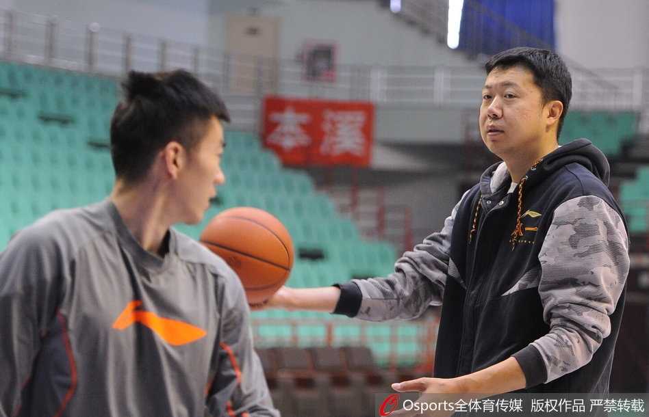 在一对一指导环节，王治郅弯腰屈膝，双手张开做出标准防守姿态，亲自领防，以身作则展示防守强度。