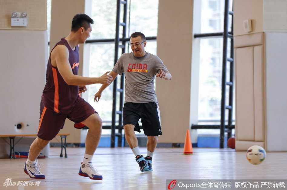 范斌用脚底稳稳地将球停下，动作一气呵成颇具专业风范，然而看到队友略显笨拙的逼抢动作，他自己也忍不住被这欢乐的气氛逗笑了。