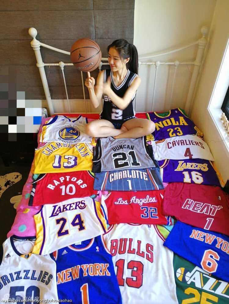 夕阳西下，几个球友的影子被拉长在水泥球场上，他们勾肩搭背，手里拿着篮球，背景是斑驳的篮筐，画面充满了友谊和岁月的痕迹。