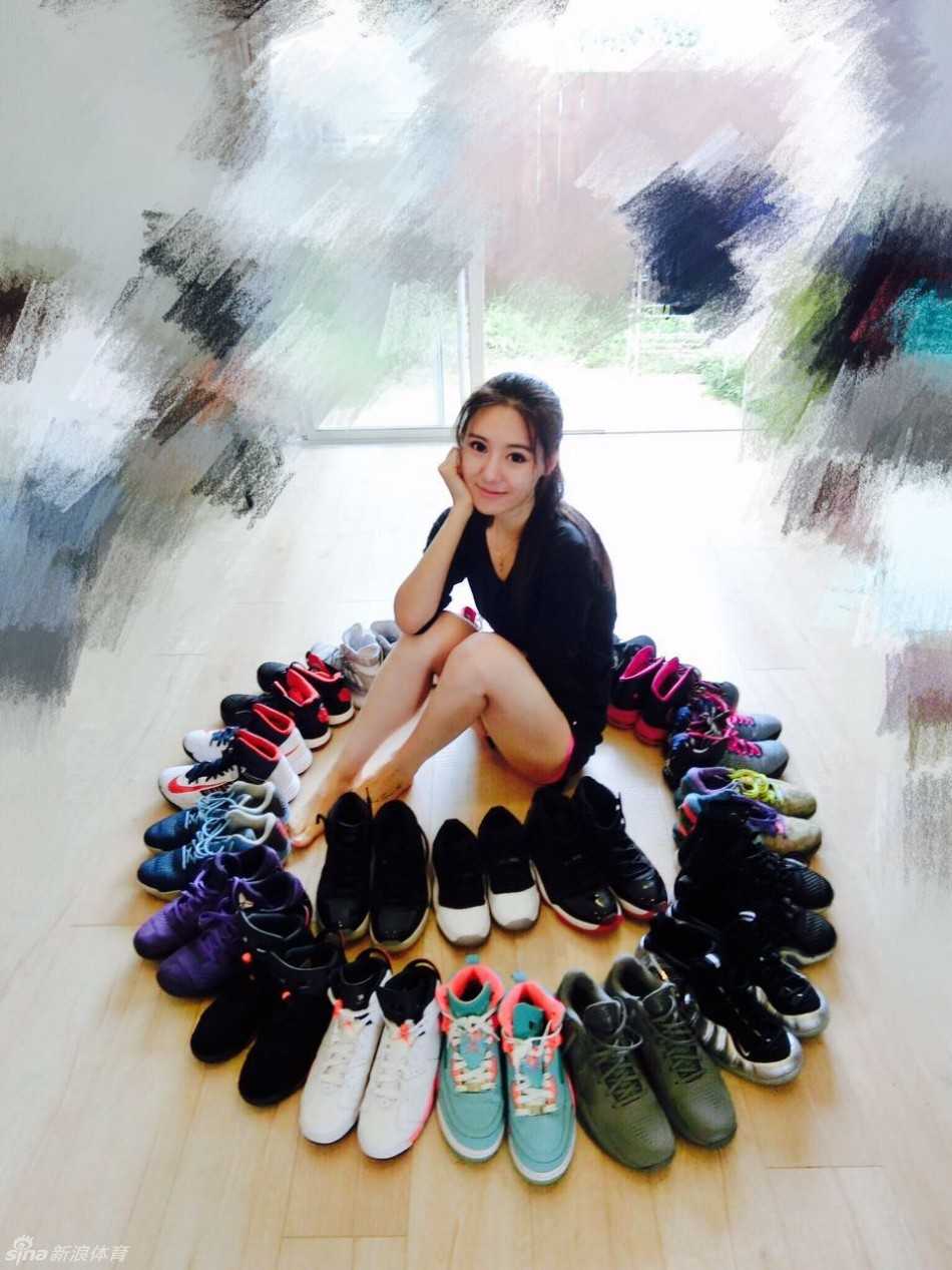 训练结束后，这位马刺女球迷坐在泳池边，双脚浸在清凉的池水中，展现出青春活力的同时也透着运动后的轻松惬意。