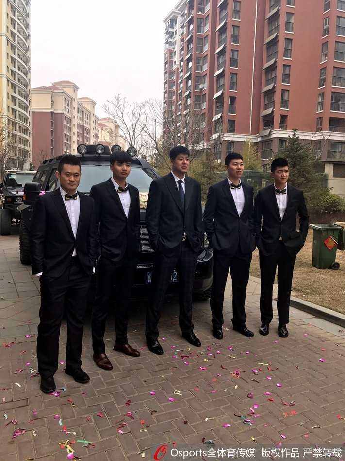 晨光微熹中，一身笔挺西装的新郎李林与四位帅气伴郎整装待发，他们的笑容里藏着即将见到新娘的雀跃与紧张，准备开启幸福的迎亲之旅。