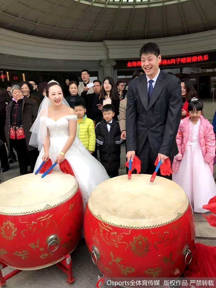 四位伴郎李敬宇、许家晗、李泓翰和杨越身着深色修身西装，身姿挺拔如松，嘴角挂着浅浅的笑意，帅气逼人，堪称CBA赛场上走出的颜值天团。