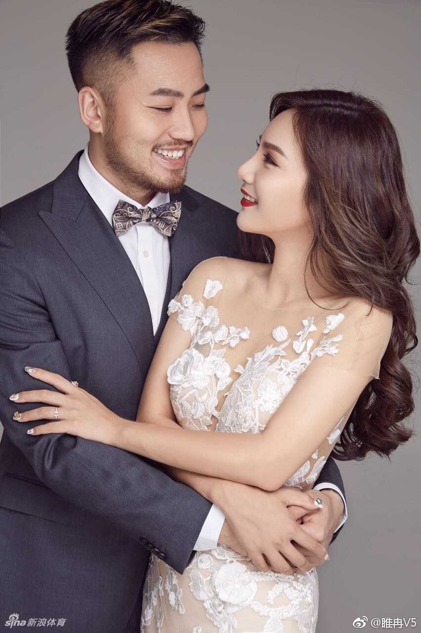 睢冉身穿修身西装，深情凝视着一袭白色婚纱的爱妻，眼神里满是宠溺与温柔，铁汉柔情在这一刻展现得淋漓尽致。