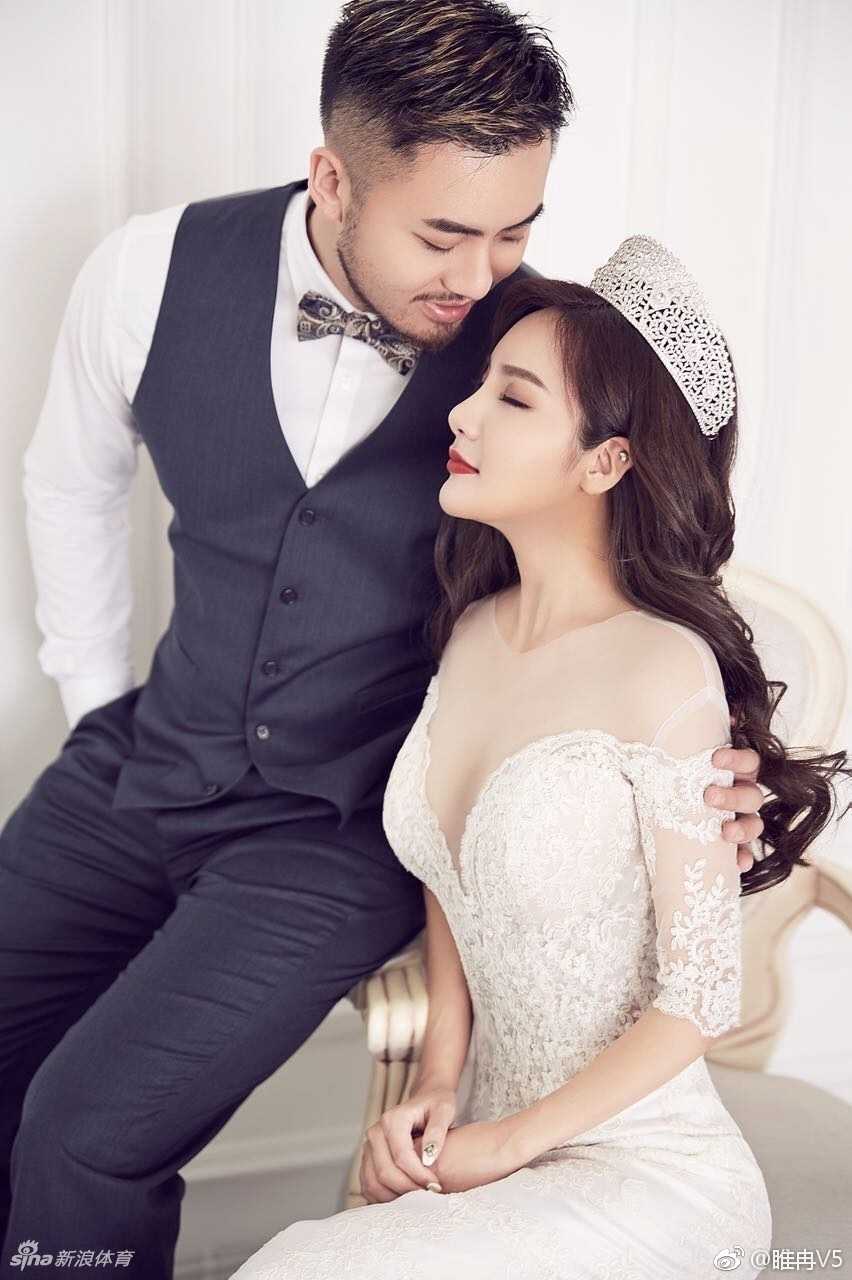 睢冉与妻子深情相拥，背景是温馨的室内光影，两人脸上写满对未来生活的憧憬与坚定，诠释了执子之手与子偕老的爱情真谛。