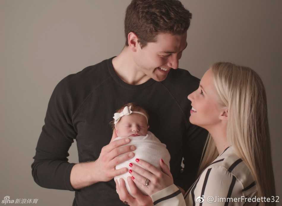 温馨的卧室里，弗雷戴特和妻子 Whitney 将女儿护在中间，两人的目光温柔地交汇，仿佛在无声地交流着对这个小家庭未来的无限憧憬。