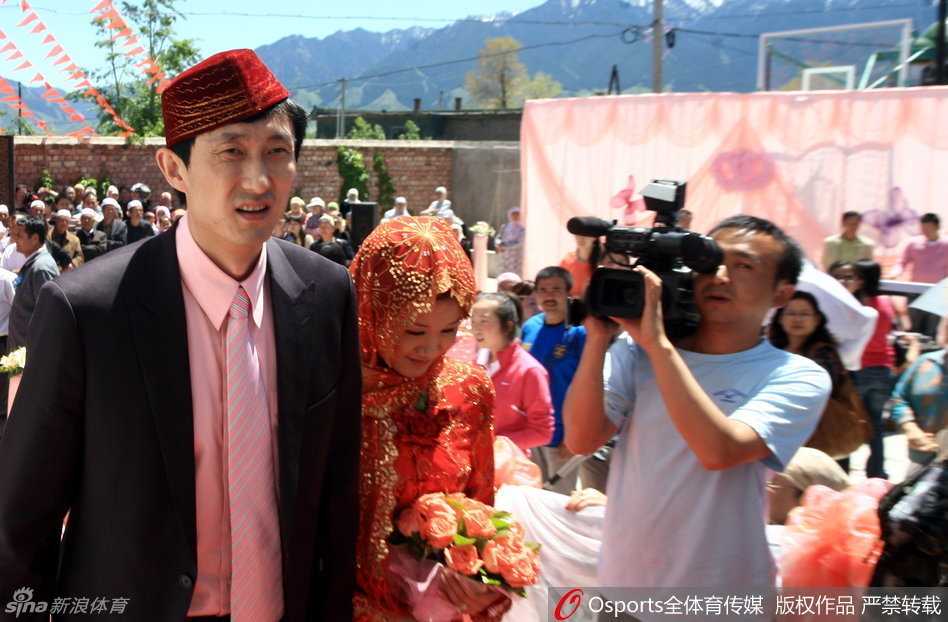 杜锋迎娶妻子马晨菲的婚礼现场，两人在众多亲朋好友的见证下切婚礼蛋糕，脸上洋溢着新婚的喜悦，背景是华丽的婚礼殿堂。