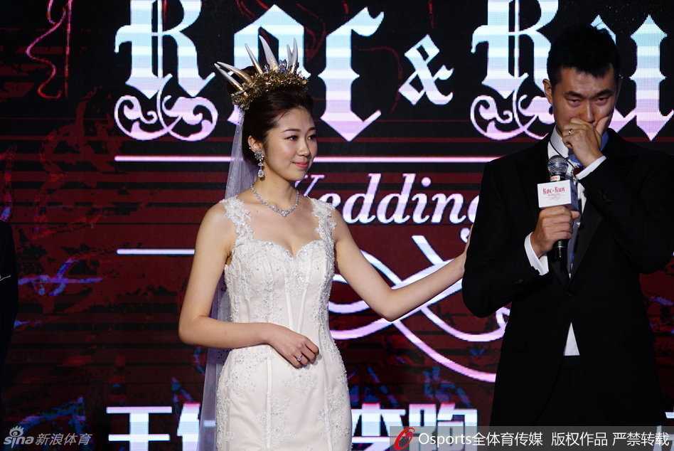 王仕鹏在婚礼上情绪激动，转身掩面而泣，身边美丽的新娘李跑身穿洁白婚纱，正温柔地轻拍他的后背给予安慰，这一幕让在场宾客无不动容。