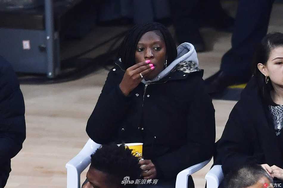 赛后通道中，亚当斯深情拥抱着前来观战的妻子，他低头亲吻爱人的秀发，脸上洋溢着幸福的笑容，这一刻，总决赛MVP卸下了所有铠甲，只愿做妻子身边的温柔港湾。