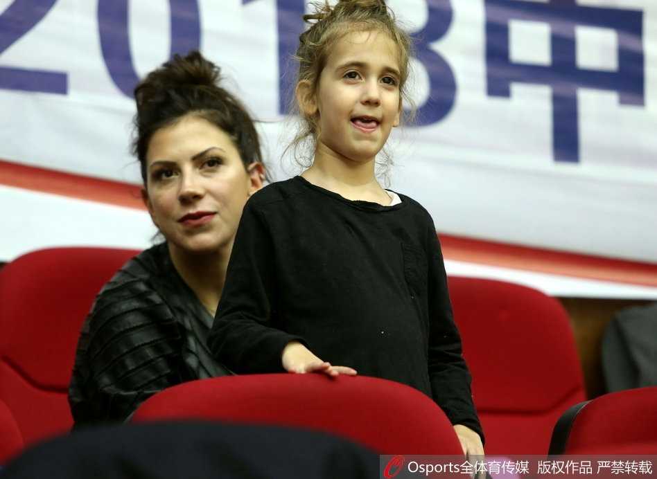 比赛暂停间隙，博洛西斯坐在替补席休息，他的小女儿在球迷区天真烂漫地玩耍，与紧张激烈的赛场氛围形成温馨对比。