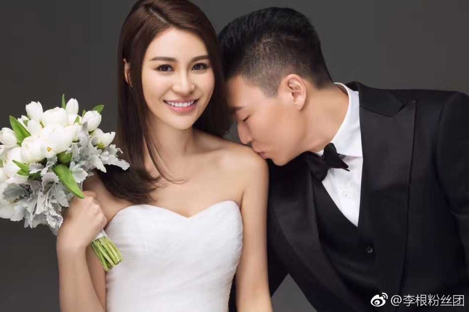 两人换上休闲装束，李根从背后轻拥妻子，背景是简约的生活场景，透露出赛场之外属于他们的平凡而真实的甜蜜。