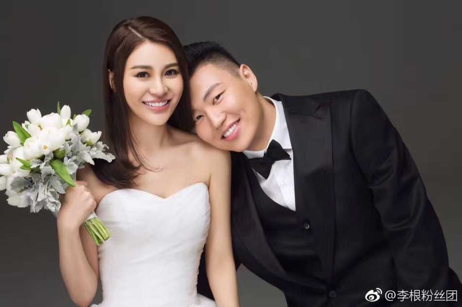 婚礼现场的李根夫妇，背后是满座宾朋的祝福，两人笑容灿烂，手中的鲜花映衬着新婚的喜悦，也映照着那段为国征战的峥嵘岁月。