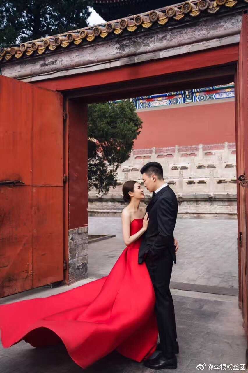 特写镜头下，李根与妻子双手紧握，无名指上的婚戒闪烁着光芒，象征着他们之间的约定如同对篮球的信仰一样，坚贞不渝。