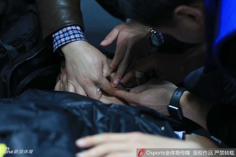 许钟豪带伤重返赛场，头上的纱布格外醒目，他用实际行动告诉所有人，只要还能站在场上，就绝不会向伤病低头。