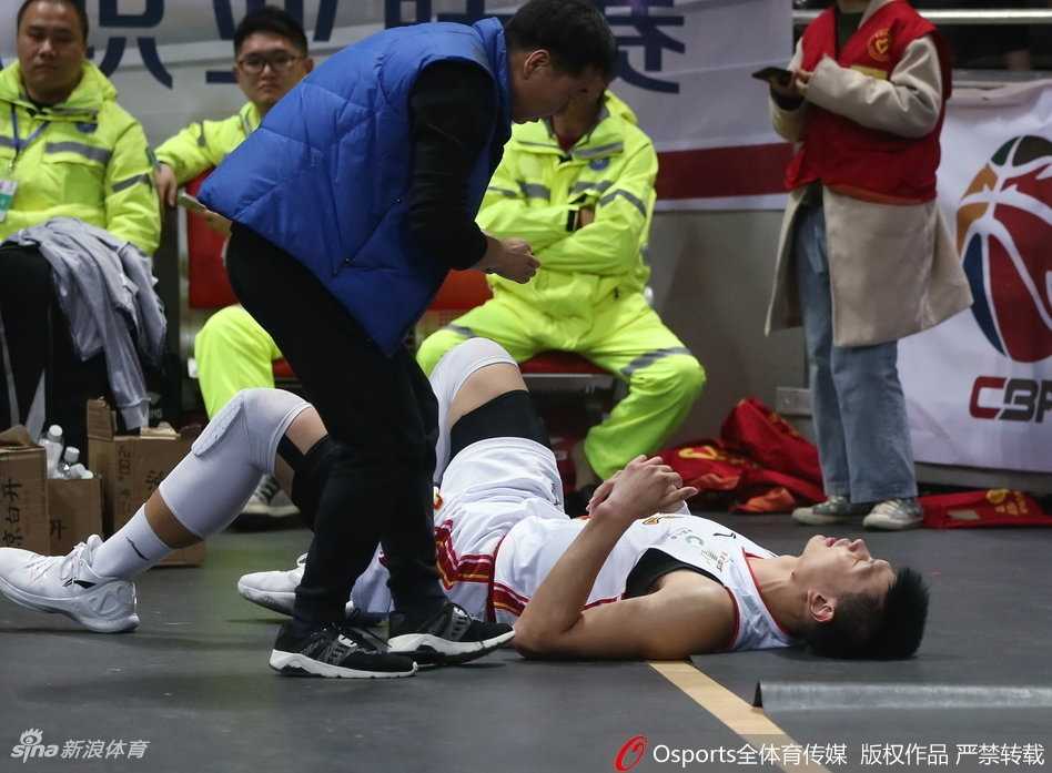 赛后，许钟豪带着缝合的伤口离场，背景是喧嚣的球场，他的背影孤独却高大，这一夜他不仅赢得了比赛，更赢得了所有人的尊重。