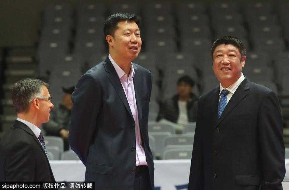 王治郅与江苏同曦外援希克森在场边交流，大郅用手指向场上比划，似乎在探讨刚才的某个进攻跑位，沟通跨越了语言障碍。