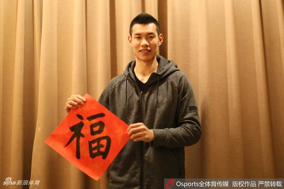 训练馆内的抓拍最具感染力，球员们在进行简单的投篮热身，球衣随着动作飘扬。尽管只是拍摄写真的间隙，但他们眼中的专注与一丝不苟依然清晰可见。汗水与笑容交织，这正是八一男篮冬训备战的真实写照，也是他们献给球迷最真诚的礼物：无论前路多难，我们依然在全力奔跑。