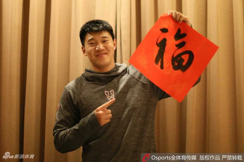 几个年轻的队员在镜头前搞怪互动，没有了赛场的严肃，他们就像普通的大男孩一样互相打趣。这种轻松的氛围感染了在场的每一个人，也让球迷看到了这支“铁军”柔情的一面。在备战间隙的这份欢乐，正是对“新春快乐”这四个字最生动的诠释。