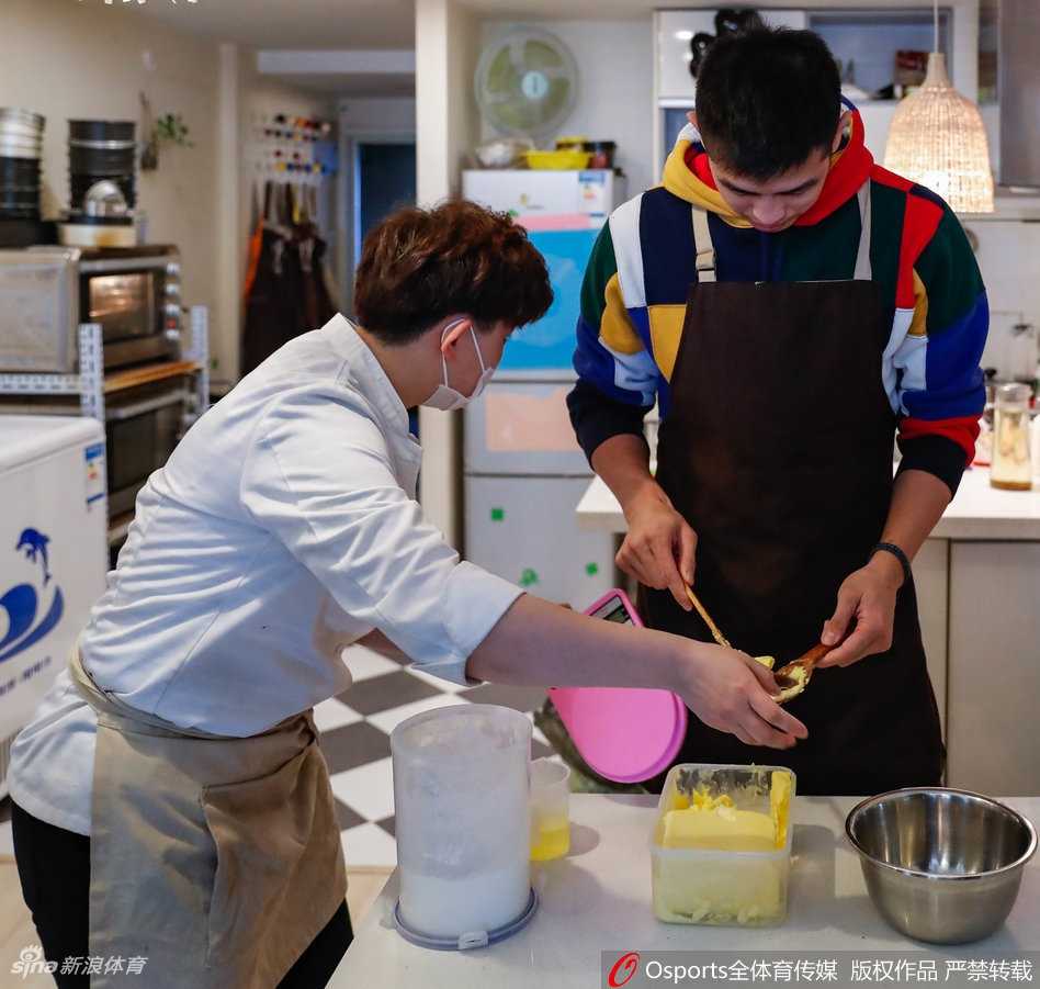 方硕小心翼翼地将刚刚烤好的饼干从烤盘中取出，金黄酥脆的饼干散发着诱人香气，他的脸上洋溢着收获般的满足笑容。