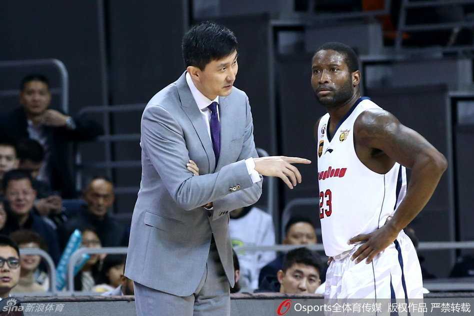 铁血战场与柔情目光:2017 CBA赛季的那些难忘瞬间 巩晓彬场边指挥若定,神情严肃,面对场上瞬息万变的局势,他用丰富的经验调度着球队的攻防。