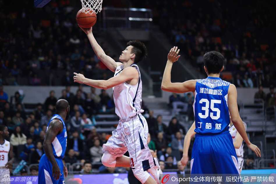 铁血战场与柔情目光:2017 CBA赛季的那些难忘瞬间 周鹏爱妻场边观战,眼神中满是关切与骄傲,为赛场上的铁血队长注入无限柔情动力。