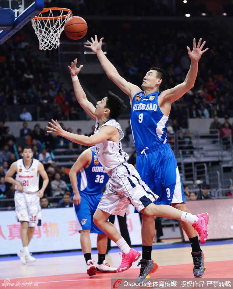 铁血战场与柔情目光:2017 CBA赛季的那些难忘瞬间 斯隆巧妙分球,穿越防守,他在场上总是保持着清醒的头脑,用传球撕开对手的防线。