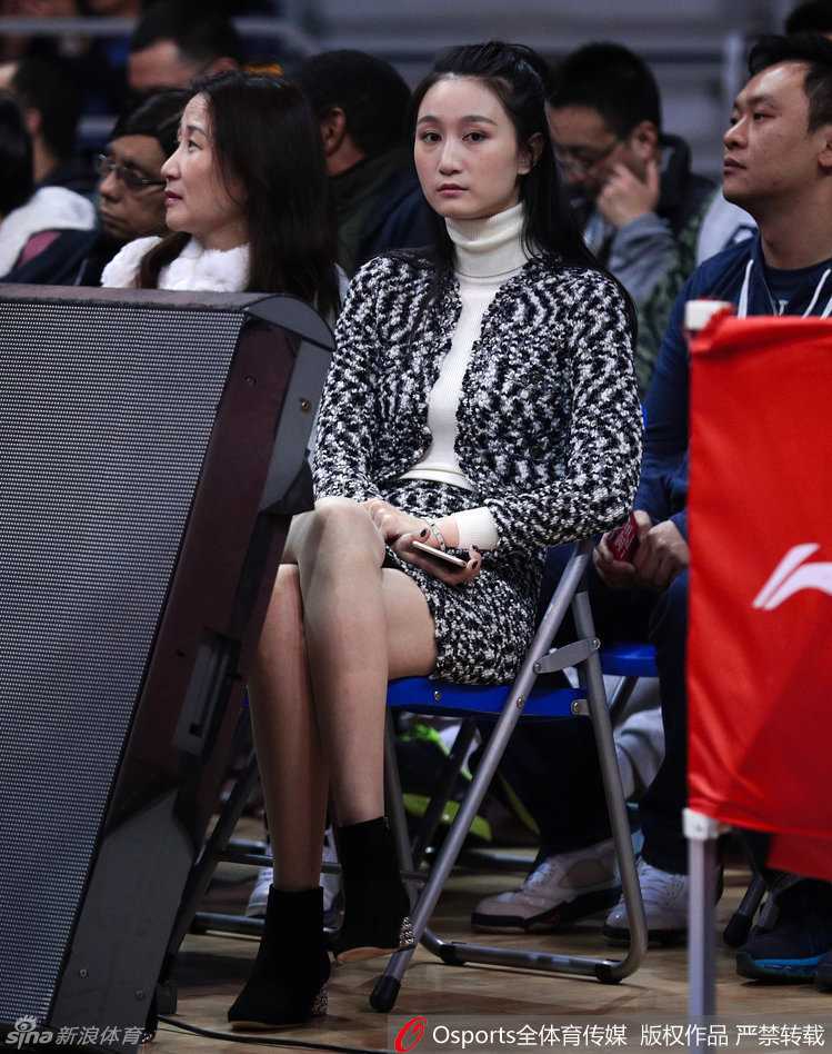 铁血战场与柔情目光:2017 CBA赛季的那些难忘瞬间 琼斯遭遇包夹,在防守球员的重重围堵中奋力护球,试图寻找出球的一线生机。