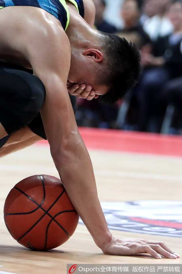 上半场受伤后，易建联回到场上执行罚球。他眼神坚毅地注视着篮筐，眼部还带着些许红肿，但这丝毫没有影响他的投篮动作，篮球划过一道完美的弧线空心入网。