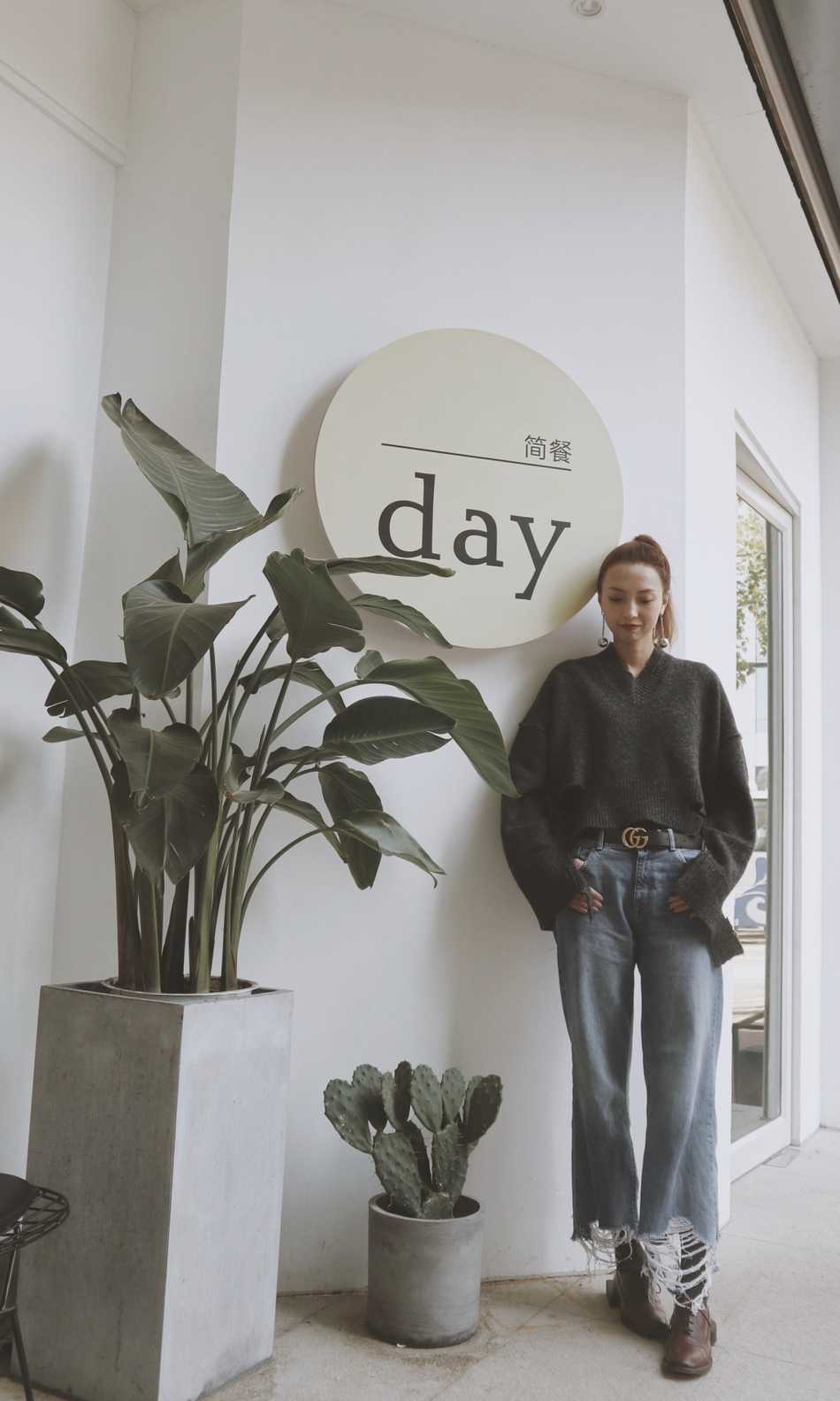 落日余晖下的街道，李晓旭爱妻身穿简约白T搭配牛仔裤，漫步街头尽显随性自然美