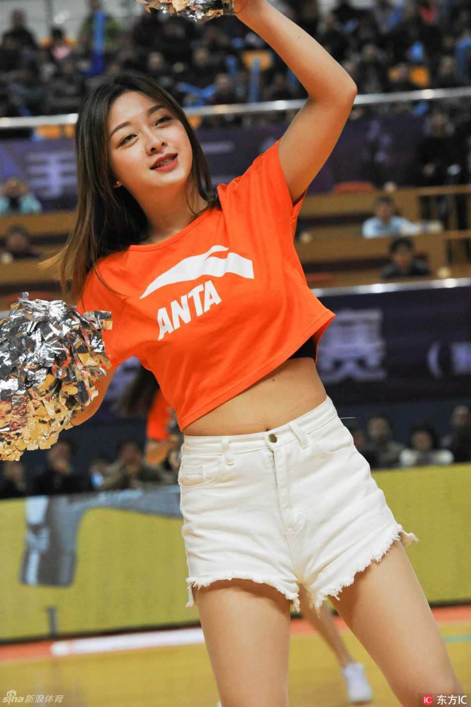 赛后球员离场，拉拉队宝贝们仍留在场地中央向最后散场的球迷挥手致意，她们的身影被灯光拉长，与场地中央的WCBA标志一起，定格成二零一七年春天最动人的篮球记忆。