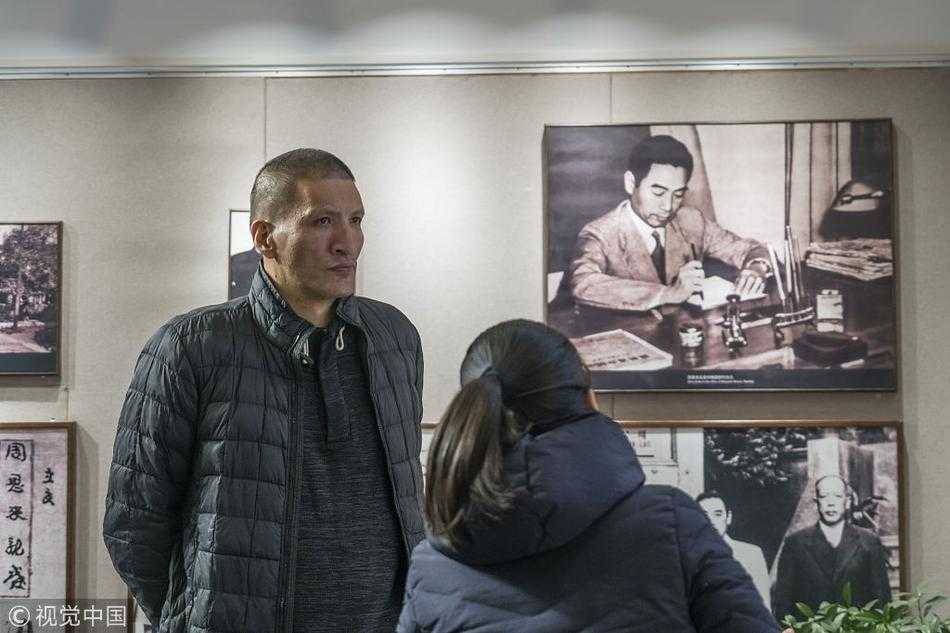 从高处俯瞰，巴特尔一行人行走在周恩来纪念馆的中轴线上，两侧剑碑无言，见证着这份来自体坛的敬意