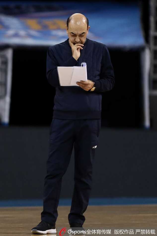 身披蓝色训练服的王治郅神情专注，双手高高举起，正在向球员们演示内线防守的站位技巧，仿佛将时光拉回到了他当年叱咤赛场的峥嵘岁月。