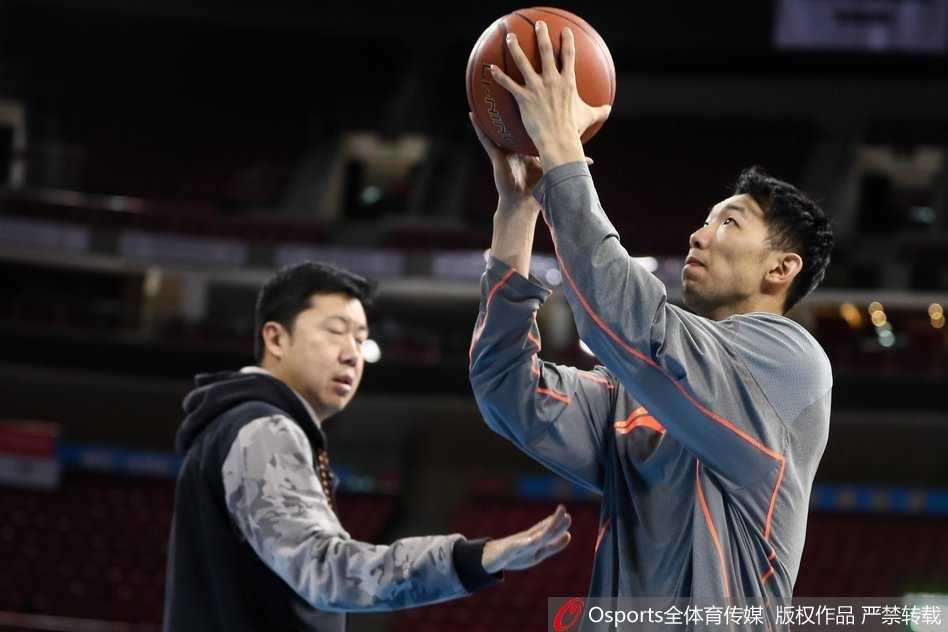 在分组对抗环节，王治郅亲自持球背身单打年轻球员，他凭借扎实的臀位和精湛的转身技术轻松摆脱防守，场边的队友们看得入神，眼神中充满了敬佩与渴望。