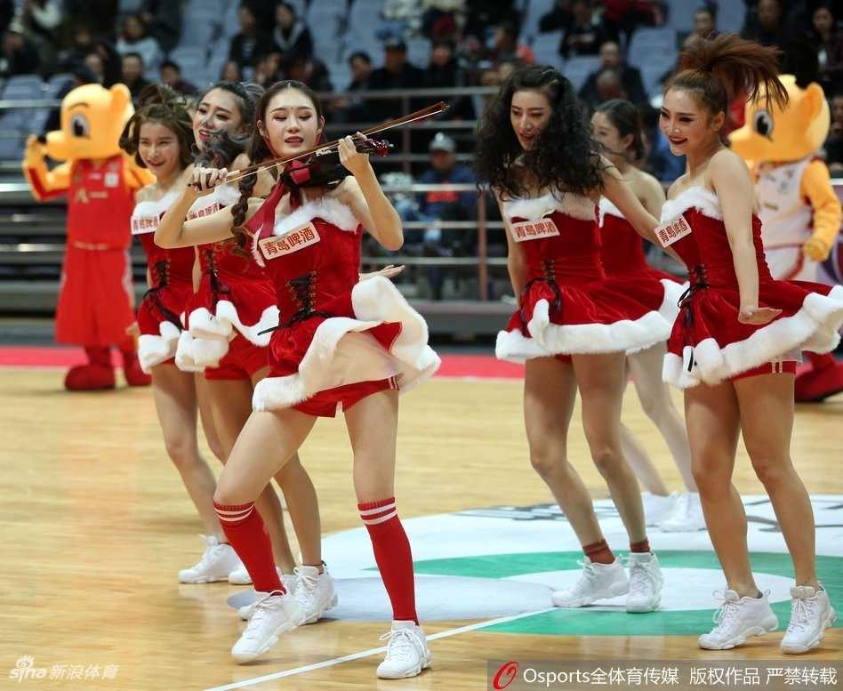 队员们摆出酷炫的结束造型，一手叉腰一手高举花球，身体微微侧倾，眼神坚定地望向看台，仿佛在用肢体语言呐喊：‘这一分贝，为八一！’