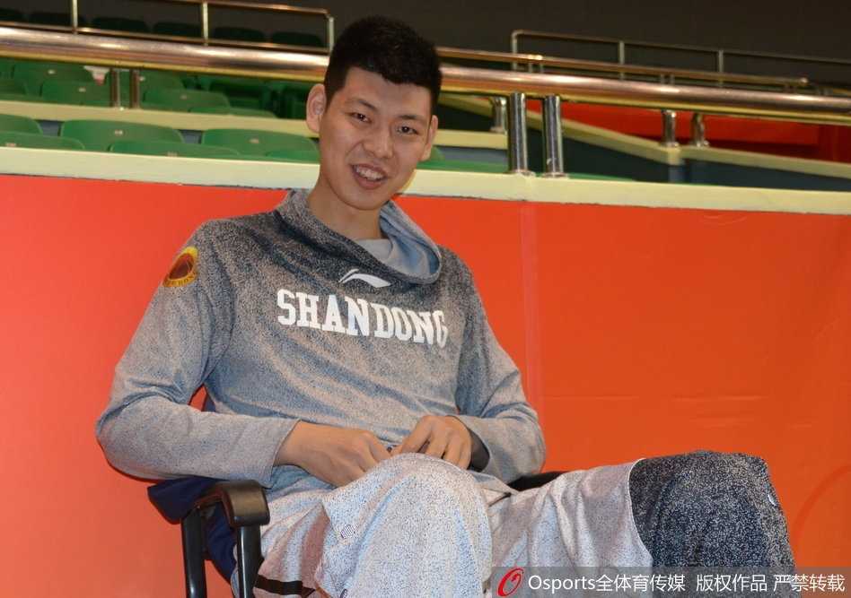 训练结束后，睢冉拄着拐杖缓缓走向场边，队友们从他身边跑过，他依然面带微笑，这支球队的团结和他在队中的特殊地位在这一刻展现得淋漓尽致。