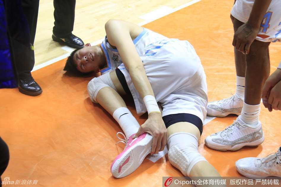 丁彦雨航在重重包围中强行突破，面对补防失去平衡却依然将球送入篮筐，强硬打成霸气2+1。