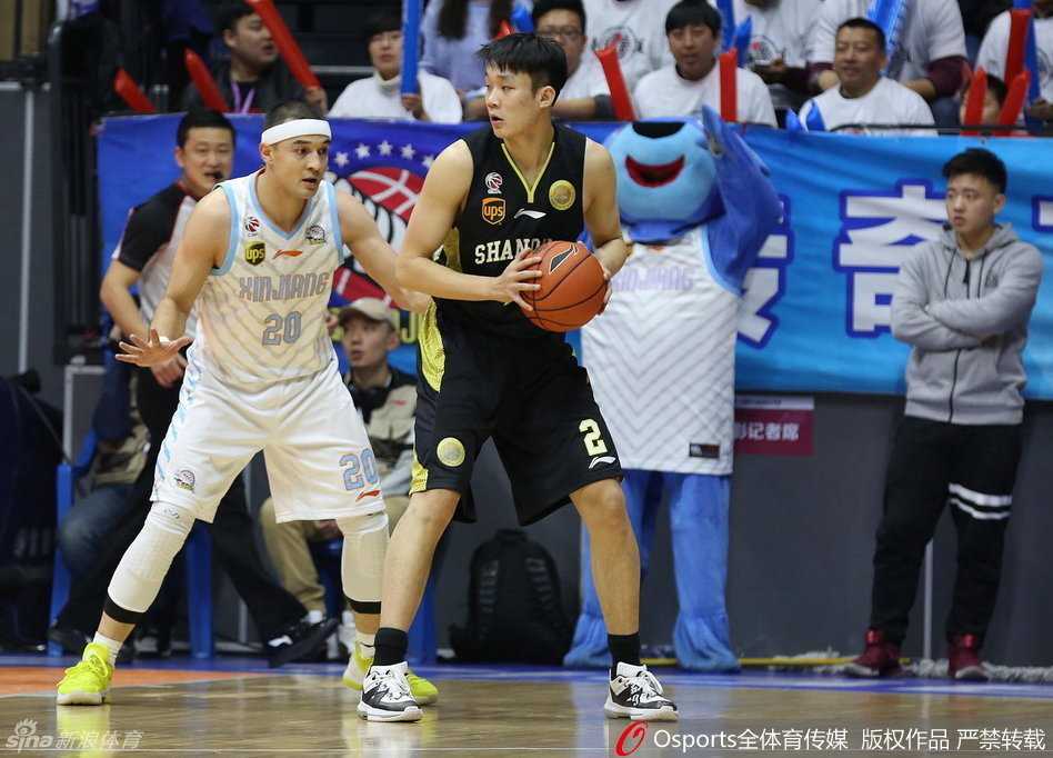 山东硬汉吴轲篮下强起上篮，却遭遇新疆内线群遮天蔽日的封堵，皮球无奈划过篮筐宣告进攻受阻。