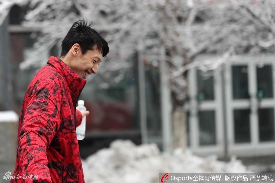 刘铮或赵岩昊等广厦球员在乌鲁木齐雪中对着镜头搞怪合影，青春活力与皑皑白雪相映成趣。