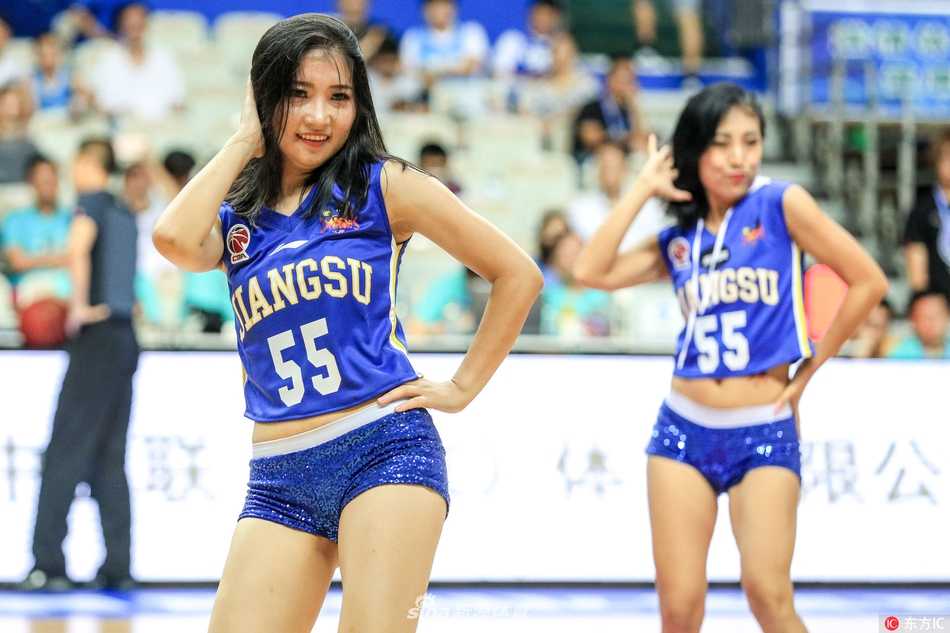 聚光灯下，啦啦宝贝们随着强劲的音乐节奏舞动，飘逸的裙摆与利落的动作相得益彰，瞬间点燃全场热情。