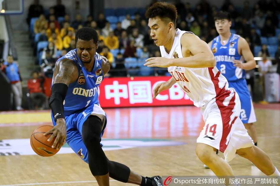 高诗岩面对青岛队高大内线的封堵，毫无惧色跃起上篮，展现年轻后卫的冲劲与灵巧。