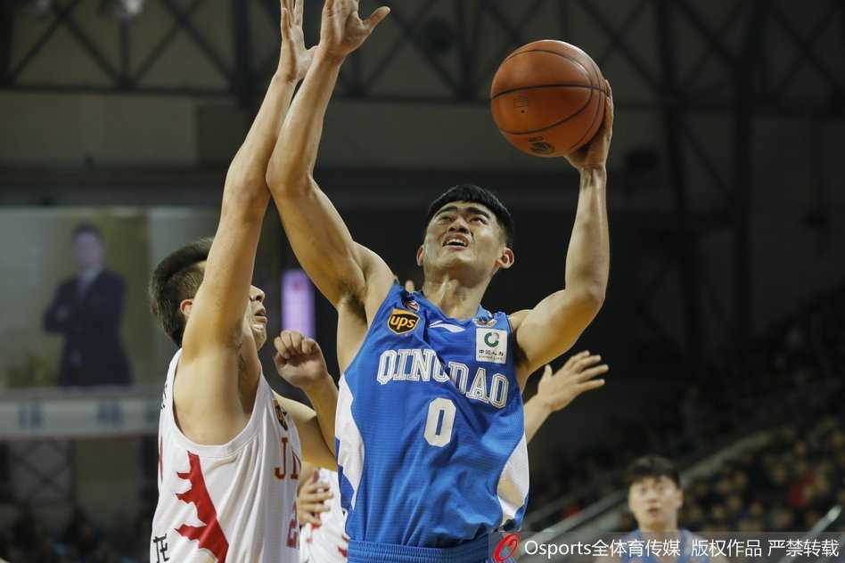 吉林队柴长易底角三分果断出手，篮球在空中画出完美弧线，为球队的进攻高潮再添火力。